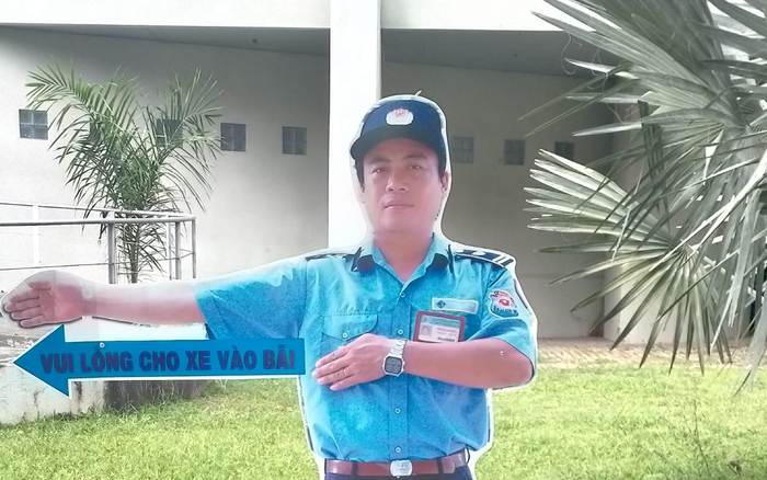 Chú bảo vệ đứng chỉ đường tại ĐH Cần Thơ khiến sinh viên 'thoáng giật mình mỗi lần gặp' Ảnh 2