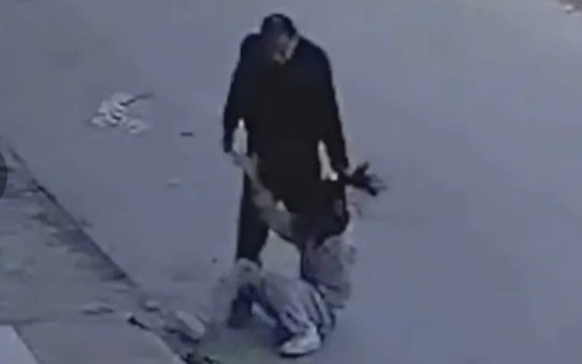 Người đàn ông lột áo, đánh cô gái trên đường, biết mối quan hệ giữa hai người càng thêm bức xúc Ảnh 2
