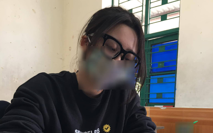 Nữ sinh đeo khẩu trang giá 1 triệu đồng với kiểu dáng đặc biệt khiến các bạn cùng lớp trầm trồ Ảnh 2