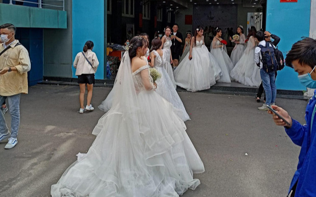 Dàn nữ sinh ĐH Công nghiệp TP.HCM diện váy cưới lộng lẫy ngay giữa sân trường khiến dân mạng xôn xao Ảnh 2