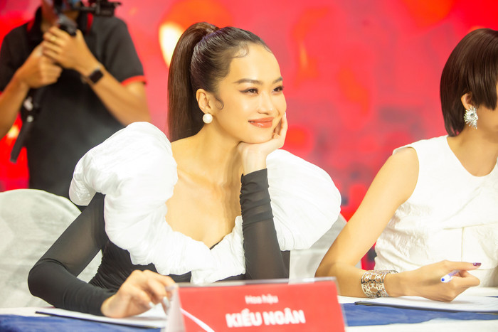 Hot girl 'Trứng rán cần mỡ' Trần Thanh Tâm cột áo khoe eo thon gây chú ý khi tham dự casting người mẫu Ảnh 12