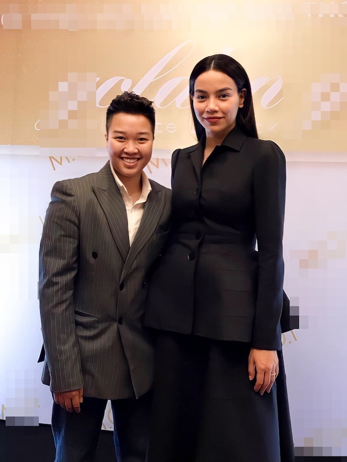 Tham dự một sự kiện gần đây, Hà Hồ tôn được vòng eo quyến rũ bởi bộ cánh đen đồng sắc, phần áo peplum thắt chặt tạo đường cong.