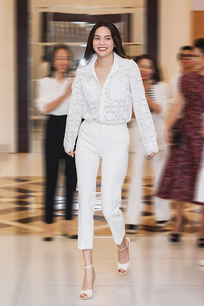 Áo sơ mi trắng đóng thùng nghiêm chỉnh nhưng thanh lịch, trẻ trung.