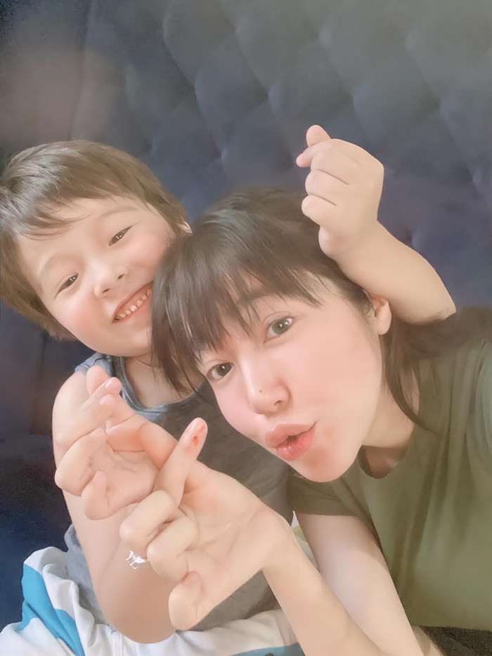 Trước vẻ đáng yêu của cậu bé, nhiều cư dân mạng đã thi nhau 'đặt cọc' trở thành nàng dâu của Elly Trần