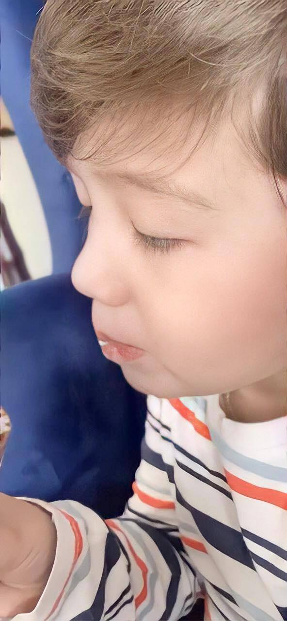 Không chỉ sở hữu sóng mũi cao thẳng, đôi mắt nâu to tròn mà cậu bé Túc Mạch còn có cho mình hàng mi dài cong vút