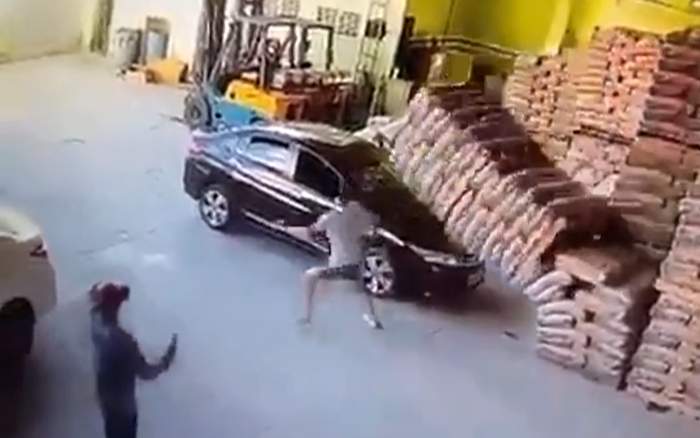 Clip: Hàng trăm bao xi măng bất ngờ đổ sập khiến xe ô tô hư hỏng nặng, một người bị thương Ảnh 2