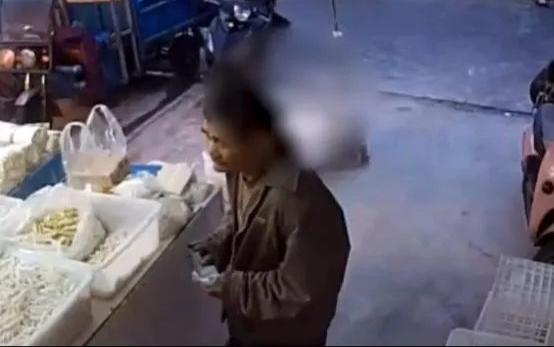 Biết cụ ông mua mì bằng tiền giả 7 năm qua nhưng chủ quán vẫn giả vờ không biết và sự thật gây xúc động Ảnh 2