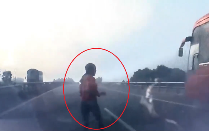 Clip: Lao sang đường cao tốc để bắt xe khách, một người phụ nữ bị tông trực diện Ảnh 2