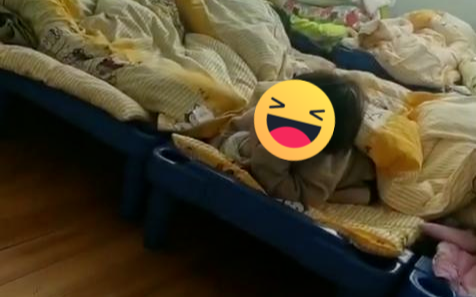 Tưởng học sinh không ngủ, cô giáo đến gần nhắc nhở liền bật cười bởi khoảnh khắc quá đỗi đáng yêu Ảnh 2
