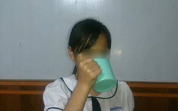 Từ vụ nữ sinh ở An Giang tự tử, nhìn lại những 'đòn' phạt của giáo viên từng gây phẫn nộ nhất Ảnh 2