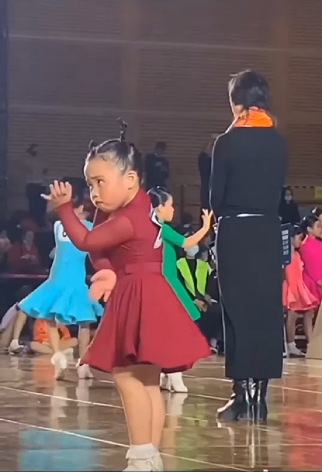 Thần thái 'bá đạo' của nữ sinh khi biểu diễn khiến dân tình không thể nhịn cười. Ảnh cắt từ clip