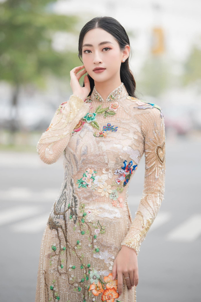 Hoa hậu Lương Thùy Linh đẹp tuyệt sắc, bộ cánh tôn được hết đường cong người mặc. 