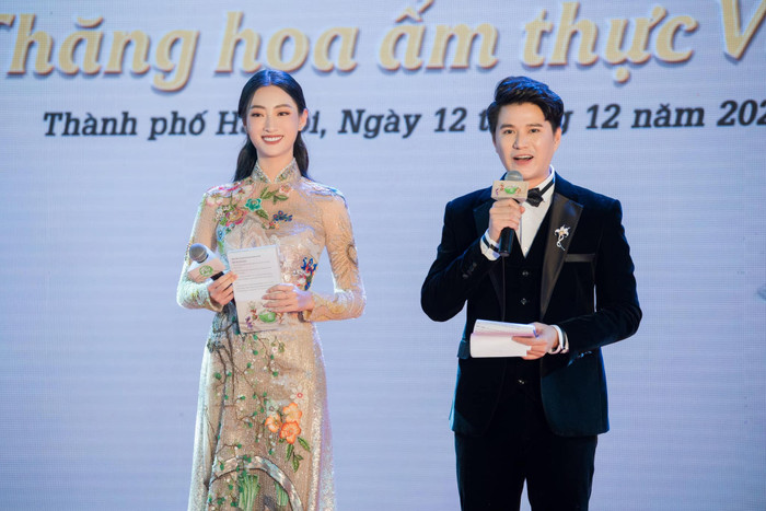 Đi cùng đó là cách làm tóc, trang điểm đơn giản, tạo thành tổng thể hài hòa. 