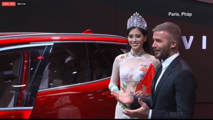 Hoa hậu Tiểu Vy từng diện bộ cánh tương tự như vậy khi gặp gỡ David Beckham. 