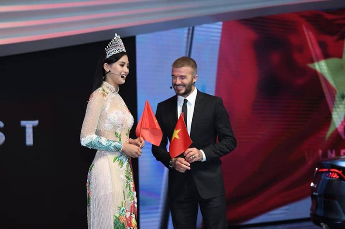 Bộ cánh ôm sát, khoe trọn đường cong nuột nà. 