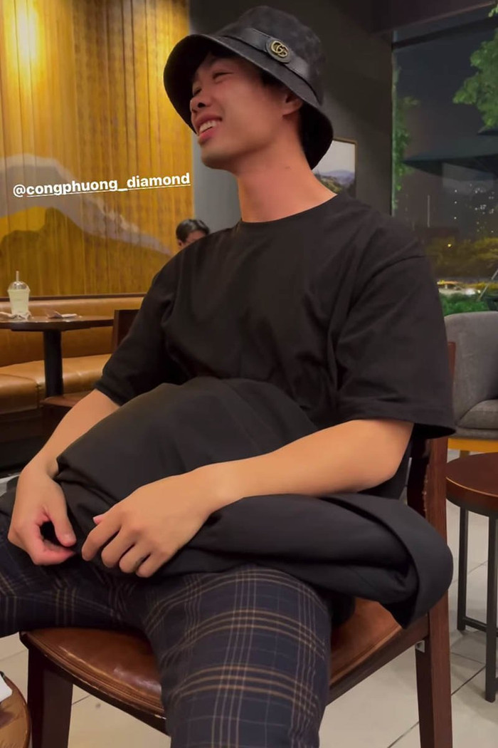 Diện bộ cánh đơn giản, trẻ trung gồm mũ bucket, quần dài cùng áo phông đơn giản, Công Phượng tạo được sự chú ý.