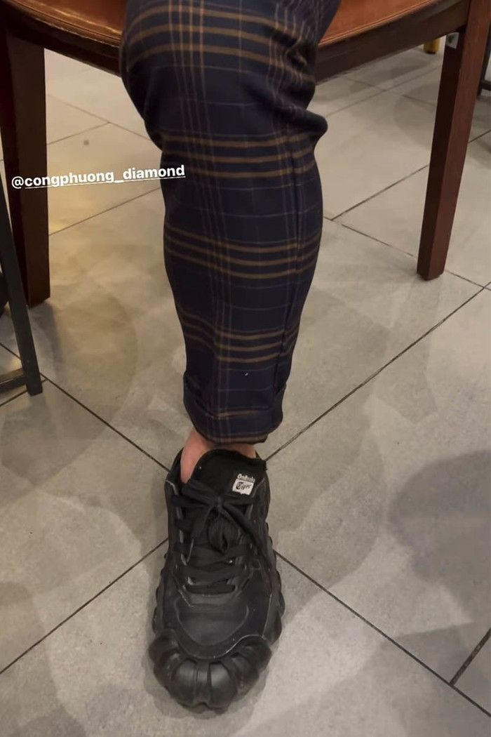 Đôi giày đen đơn giản có giá gần 4 triệu đồng đi cùng quần kẻ sọc.