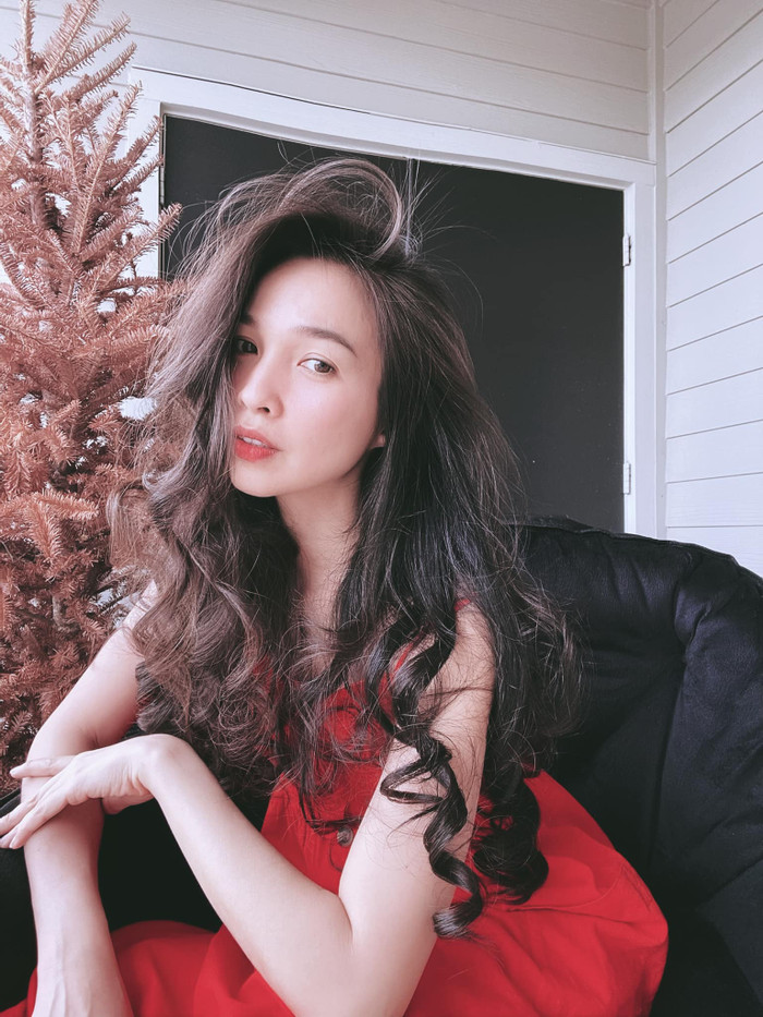 Có thể thấy nữ ca sĩ vẫn giữ nguyên độ dài và không thay đổi màu sắc của tóc
