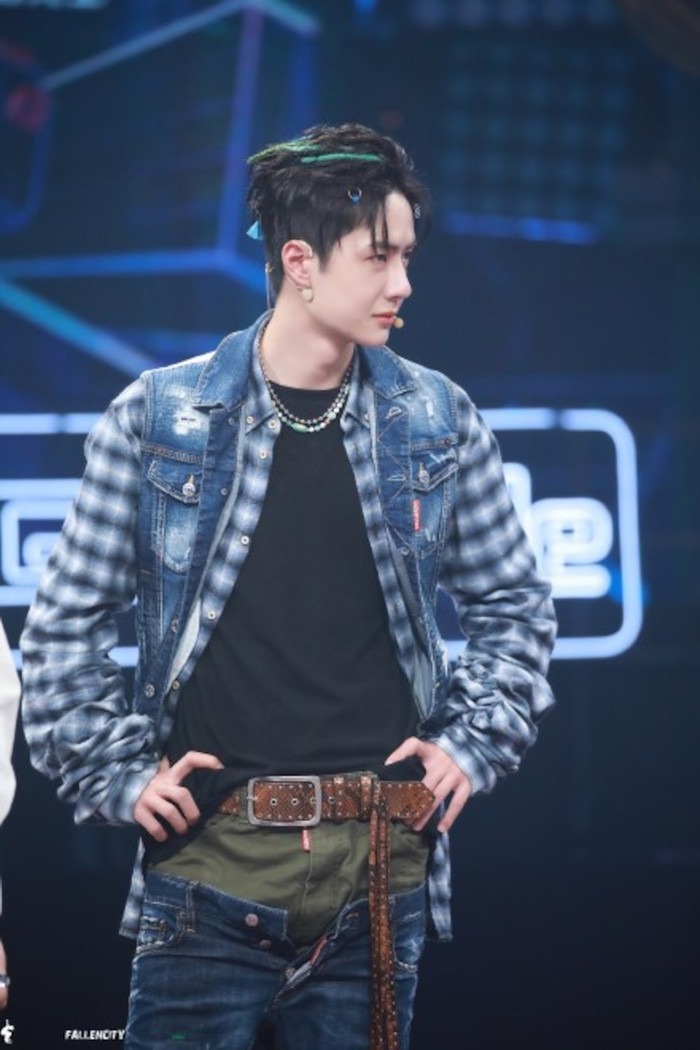 Vương Nhất Bác đăng video ngắn với lời nhạc nền tục tĩu, fan Tiêu Chiến liền ra sức báo cáo? Ảnh 18