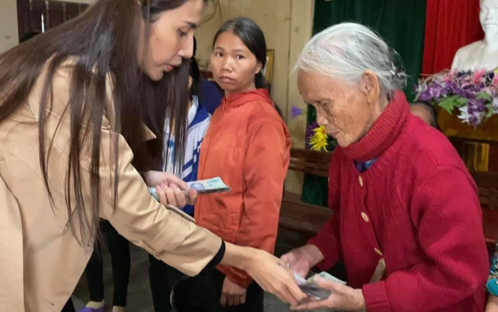 Hoàn thành lời hứa với bà con miền Trung, Thủy Tiên rút tiền túi đến tận địa phương cứu trợ lần 4 Ảnh 2