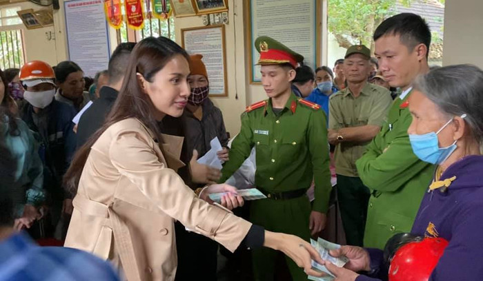 Hoàn thành lời hứa với bà con miền Trung, Thủy Tiên rút tiền túi đến tận địa phương cứu trợ lần 4 Ảnh 7