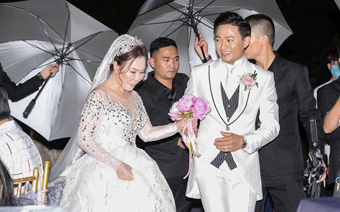 Khoảnh khắc đẹp trong đám cưới Quý Bình: Vợ doanh nhân bật khóc trước lời hứa của chồng Ảnh 2