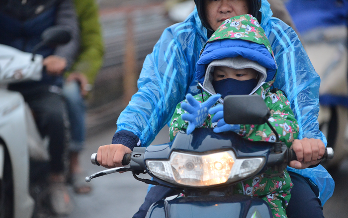 Người Hà Nội co ro trong rét đậm dưới 14 độ C đầu tiên của năm nay Ảnh 2