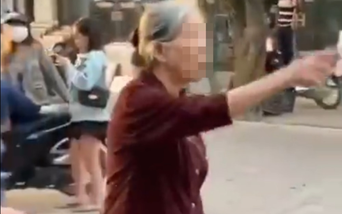 Báo nước ngoài xôn xao vụ cụ bà 80 tuổi gọi hội bạn thân đi đánh ghen 'tiểu tam' trên phố Ảnh 2