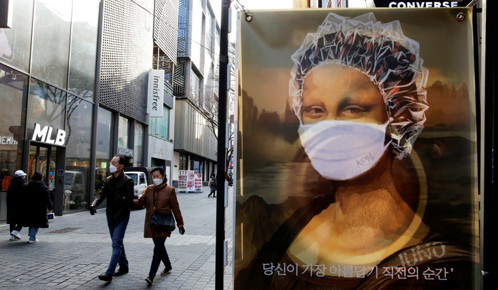 Một tấm áp phích mô tả nàng Mona Lisa với mặt nạ bảo vệ ở một khu mua sắm ở Seoul. Sự suy thoái kinh tế vì địch dịch Covid-19 đã ảnh hưởng rất lớn tới phụ nữ.