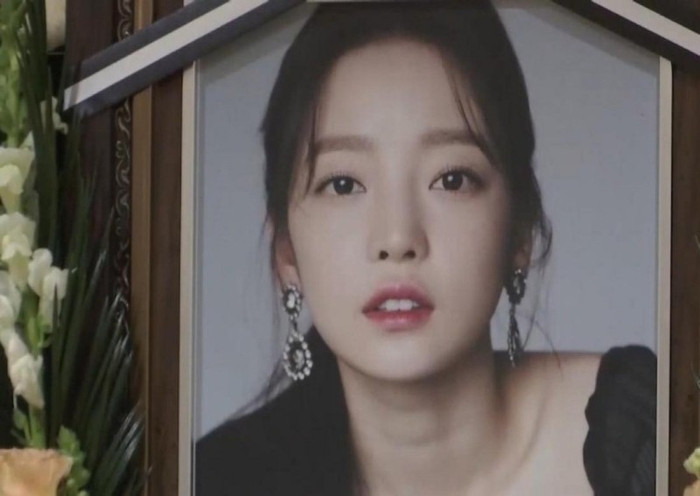 Hình ảnh nữ ca sĩ Goo Hara trong buổi lễ tưởng niệm cô.