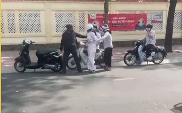 Thấy nam sinh chở con gái đi học về, cha mẹ nữ sinh phản ứng gay gắt giữa đường gây tranh cãi trái chiều Ảnh 2