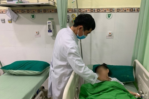 Bé N. đã trở lại bình thường sau quá trình nội soi do nuốt phải đồng xu. Ảnh: Infonet