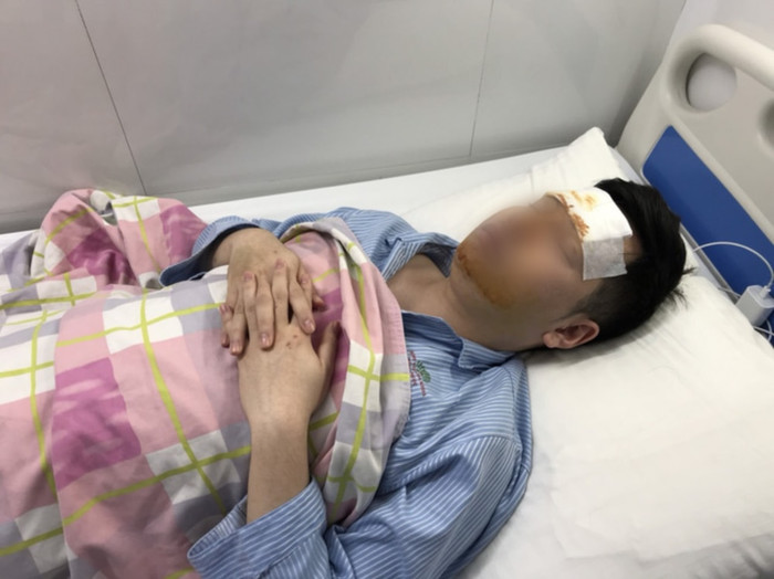 Anh T. bị thương tích phải nằm viện sau sự việc.