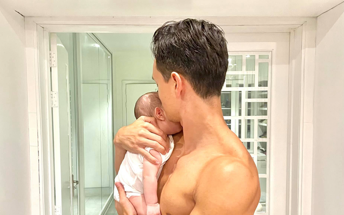 Đăng ảnh bế con trai Leon, Kim Lý khiến dân tình 'xịt máu mũi' với body cực phẩm Ảnh 2