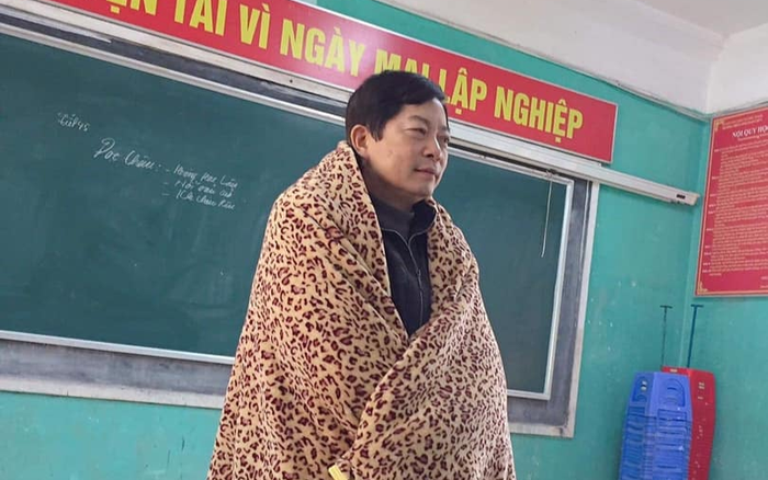 Miền bắc lạnh 'thấu xương', thầy giáo đến trường với 'chiếc áo choàng' đặc biệt khiến học sinh thích thú Ảnh 2
