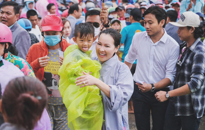 Bị chê già hơn chồng, nhan sắc thật của vợ đại gia diễn viên Quý Bình ra sao? Ảnh 11