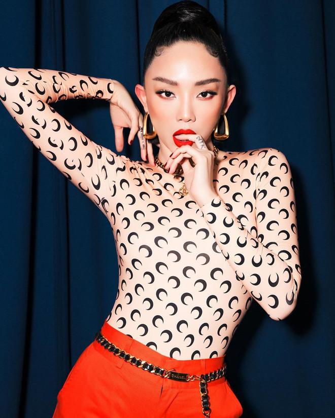 Tóc Tiên cũng chả kém cạnh bất kì sao nữ quốc tế nào khi chọn cho mình thiết kế lưỡi liềm xịn sò mix cùng quần màu cam chóe nhấn nhá thắt lưng xiềng xích 