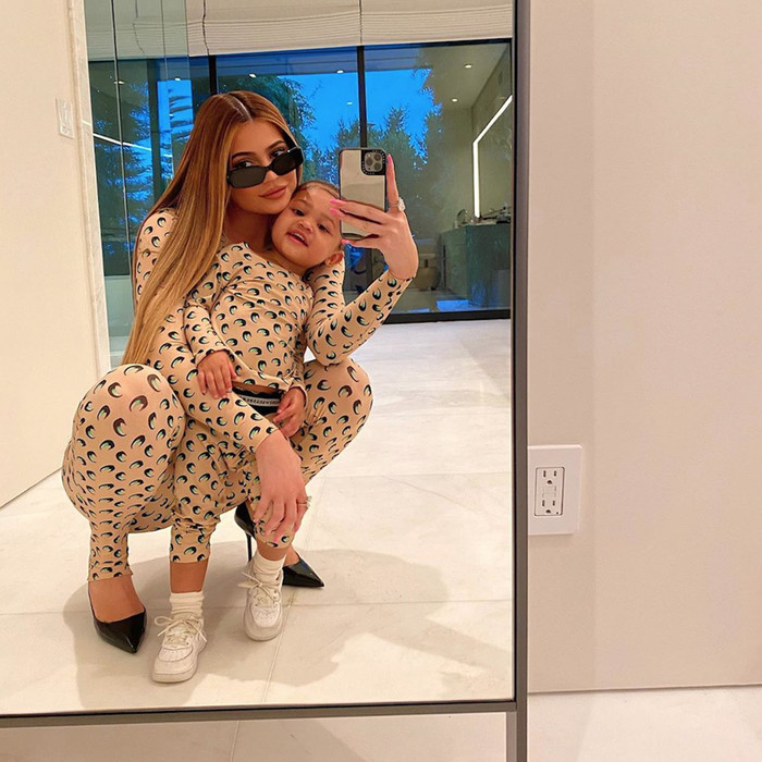 Thậm chí, em gái út nhà Kardashian còn yêu cần hãng thiết kế riêng bộ mini để cô con gái yêu Stormi có thể mặc được 