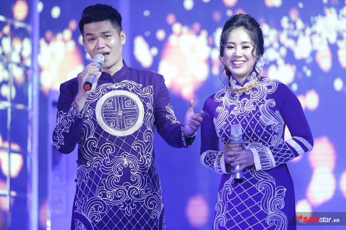Điểm khác biệt là cô dâu, chú rể có một ca khúc song ca trong trang phục ái dài truyền thống, gửi đến ba mẹ cùng quan khách. 