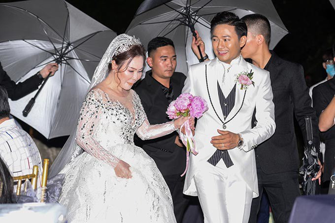 Nhờ hiệu ứng của vải và đá trang trí, bộ cánh bắt sáng, thu hút hơn khi được ánh đèn sân khấu chiếu vào. 