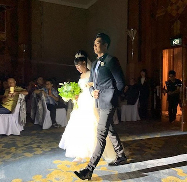 Thời điểm đó, nam siêu mẫu bị nhiều lời đồn về việc cưới bạn gái giàu, hơn tuổi chỉ vì tiền bạc chứ không phải tình yêu. Nhưng sau đó, anh dần thay đổi suy nghĩ đó trong lòng mọi người.