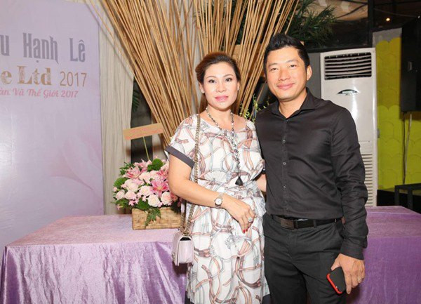 Bà xã hơn tuổi của Kinh Quốc ngày quen nhau đã mua tặng anh xế hộp 7 tuổi, đồ hiệu... thay đổi phong cách ăn diện đơn điệu, bình dị của nam diễn viên. 