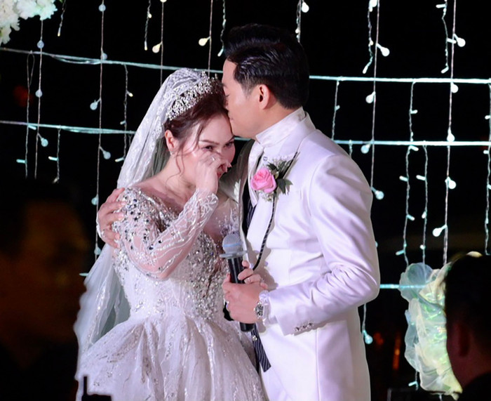 Nam diễn viên cho biết, gia đình hai bên không bắt buộc hai người phải ở chung, thêm vào đó, cả hai đều có cơ ngơi riêng, tự chủ tài chính nên người thân đều rất an tâm.