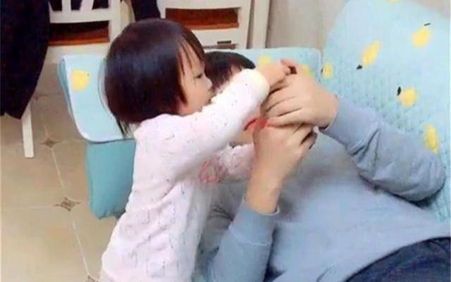 Con gái nghịch điện thoại của bố, người vợ bàng hoàng phát hiện bí mật của chồng khiến nhà tan cửa nát Ảnh 2