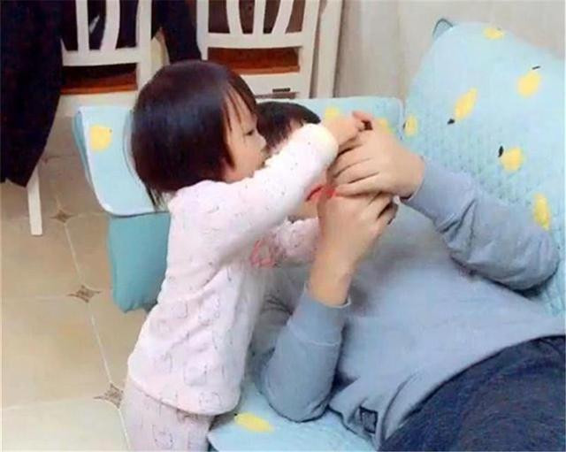 Tiểu Quyên phát hiện bí mật của chồng khi con gái nghịch điện thoại của bố. Ảnh minh họa. 