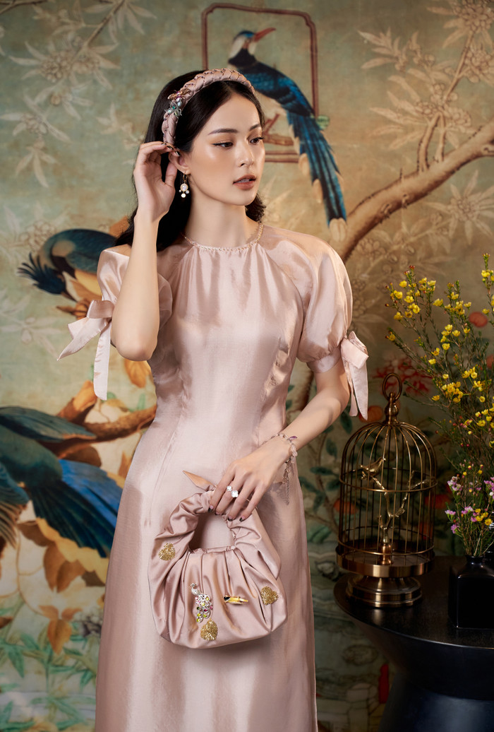 Ngoài những thiết kế họa tiết thì các dáng áo dài trơn cũng sẽ vô cùng thích hợp cho các nàng ưa chuộng phong cách tối giản 