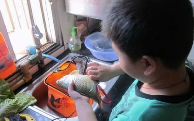 Mẹ hứa đưa đi chơi nhưng 'bùng kèo', con trai tới công ty để lại một thứ khiến sếp rơi nước mắt Ảnh 2