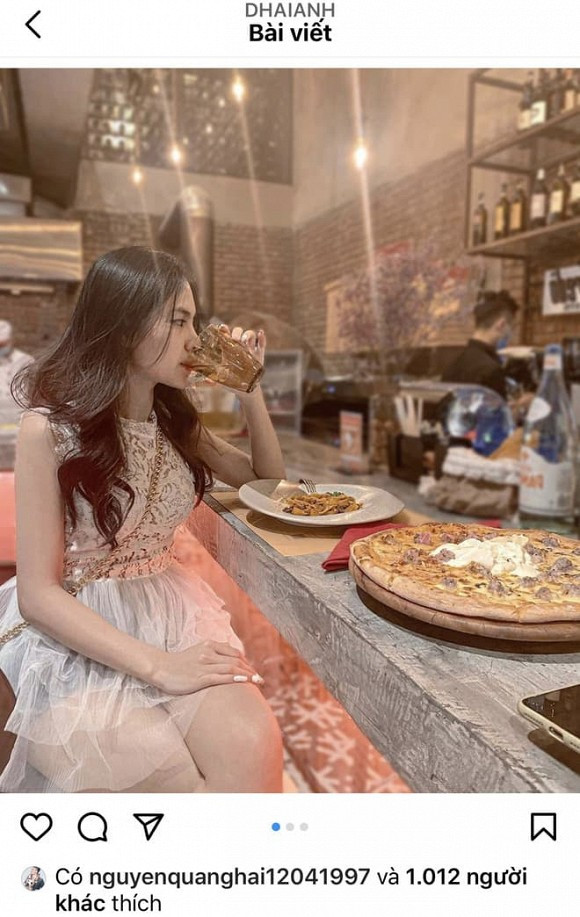 Cô gái này sở hữu gương mặt nhỏ nhắn, đường nét nhẹ nhàng, xinh xắn