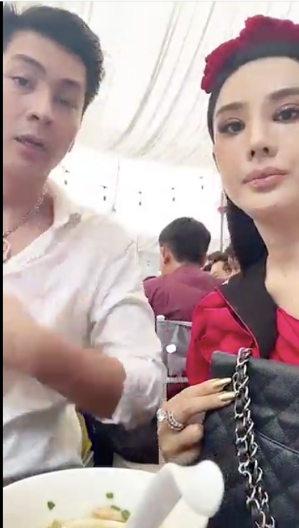 Không những vậy, chân dài còn chứng tỏ độ đầu tư khi thay thêm 1 bộ cánh khác trong đám cưới. 