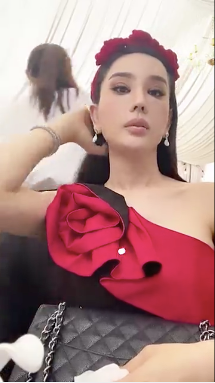 Thiết kế lần này có chi tiết hoa 3D ấn tượng trên vai cực kỳ thú vị. 